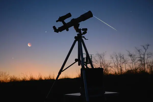 Astronomický Dalekohled Pro Pozorování Hvězd Planet Měsíce Dalších Vesmírných Objektů — Stock fotografie