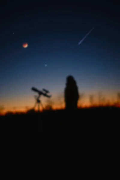 Astronom Betrachtet Den Sternenhimmel Und Die Mondsichel Mit Einem Teleskop — Stockfoto