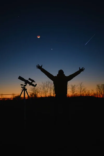 Astronomer Dívá Hvězdnou Oblohu Srpek Měsíce Dalekohledem — Stock fotografie