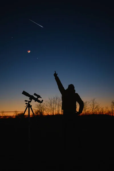 Αστρονόμος Κοιτάζει Τον Έναστρο Ουρανό Και Την Ημισέληνο Τηλεσκόπιο — Φωτογραφία Αρχείου