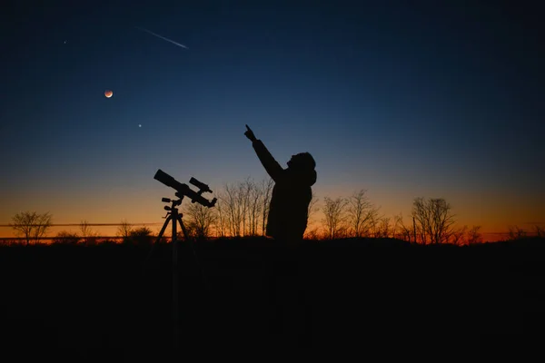 Astronomo Che Guarda Cielo Stellato Luna Crescente Con Telescopio — Foto Stock