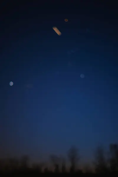 은하수 빛나는 하늘을 시골의 실루엣 배경에 적합한 사진에서 — 스톡 사진