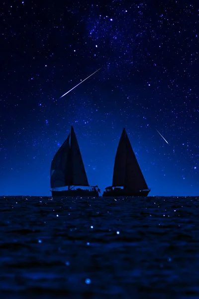 Silhueta Barco Vela Com Céu Estrelado Láctea Acima Das Águas — Fotografia de Stock