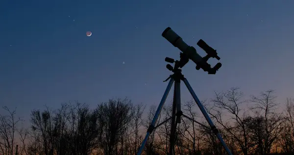 Astronomie Teleskop Zur Beobachtung Von Sternen Planeten Mond Und Anderen — Stockfoto