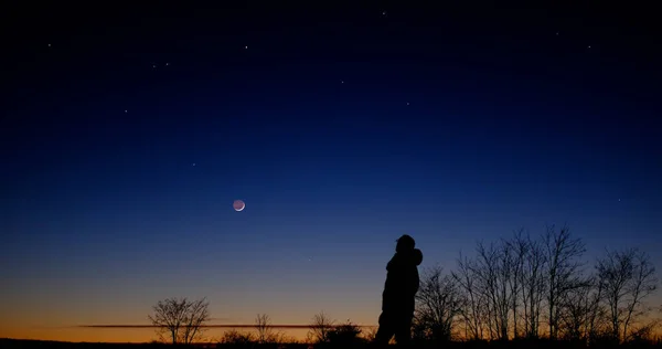 Samanyolu Yıldızlı Gökyüzüne Sahip Bir Adamın Silueti — Stok fotoğraf