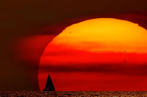 Silhueta Barco Vela Pôr Sol Tempo Nascer Sol Horizonte Oceânico — Fotografia de Stock