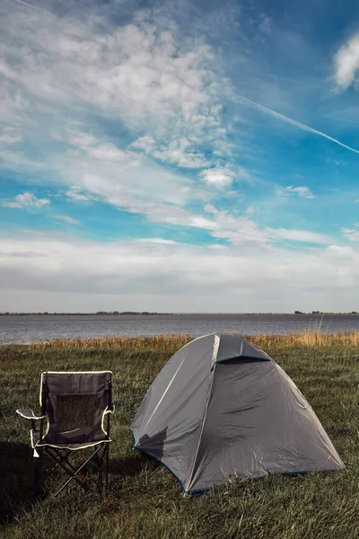 自然の中でのキャンプ 小さなテントの屋外での展開と梱包 レクリエーションと趣味 — ストック写真