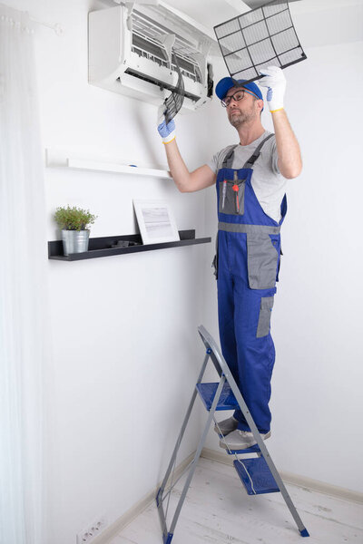 Сервисное обслуживание и очистка кондиционеров.