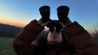 Amatör astronom dürbünle gökyüzünü gözlemliyor..