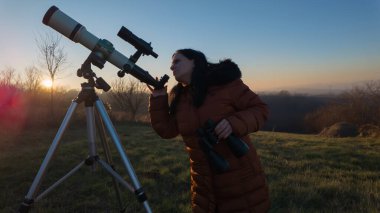 Amatör astronom dürbün ve teleskopla gökyüzünü gözlemliyor..