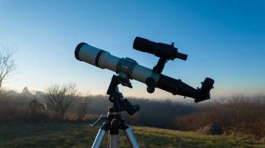 Gezegenleri, Ay 'ı, Güneş' i, yıldızları, kuyruklu yıldızları ve diğer gök cisimlerini gözlemlemek için astronomik teleskop.