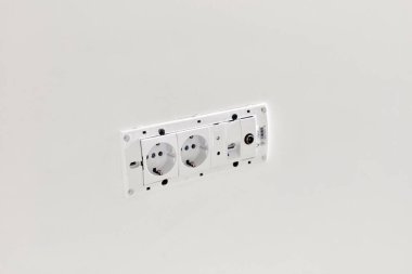 Duvara modern elektrik prizi takılıyor ve onarılıyor.