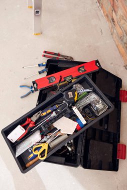 Bir inşaat alanında merdiven ve aletler.