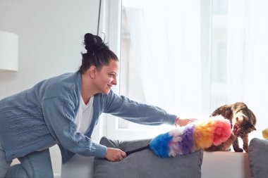 Dairesini süpürgeyle temizleyen kadın..