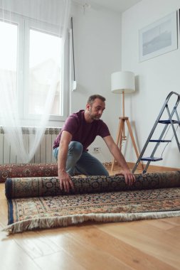 Dairede halı saran bir adam var..