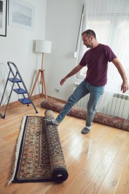 Dairede halı saran bir adam var..