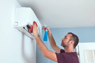 Klima temizleme ve bakımını yapan adam.