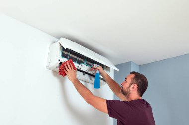 Klima temizleme ve bakımını yapan adam.