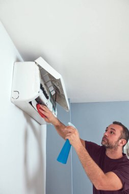 Klima temizleme ve bakımını yapan adam.