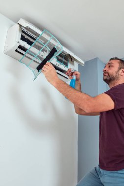 Klima temizleme ve bakımını yapan adam.
