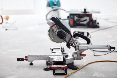 Kaplamalı ahşap zemin kesmek için dairesel testere.