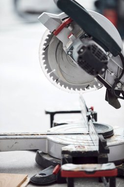 Kaplamalı ahşap zemin kesmek için dairesel testere.