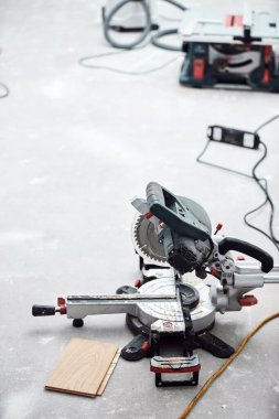 Kaplamalı ahşap zemin kesmek için dairesel testere.