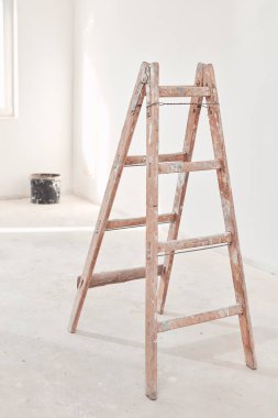 İnşaat alanında merdiven ve aletler.