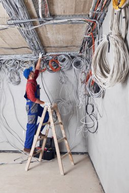 İnşaat alanındaki bir kablo sisteminde elektrik işi..