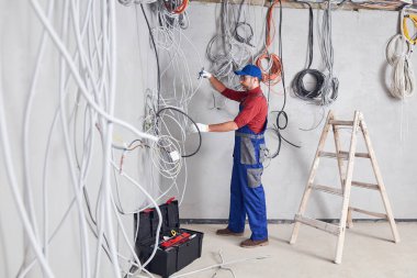 İnşaat alanındaki bir kablo sisteminde elektrik işi..