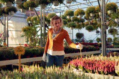 İnşaat alanındaki bir kablo sisteminde elektrik işi..