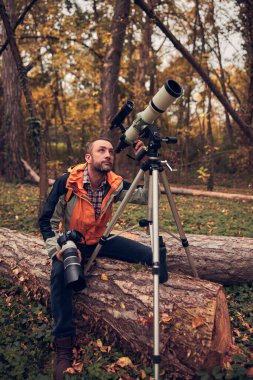 İnsanoğlu doğada kuşları ve hayvanları izlemek için teleskop kullanıyor..
