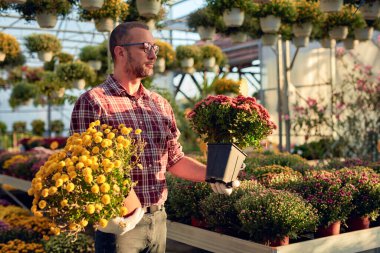 İnşaat alanındaki bir kablo sisteminde elektrik işi..
