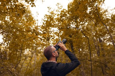 İnsan, doğadaki diğer hayvanları gözlemlemek ve kuşları izlemek için dürbün kullanır..