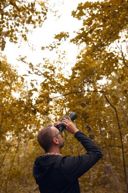 İnsan, doğadaki diğer hayvanları gözlemlemek ve kuşları izlemek için dürbün kullanır..