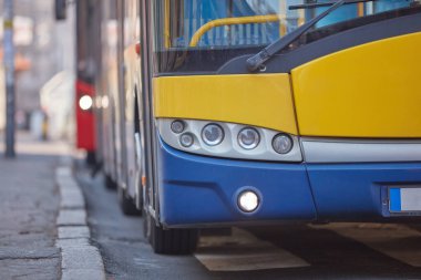 Kentsel çevrede toplu taşıma otobüsü.