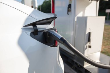 Kamu şarj aletine elektrik yükleyen adam..