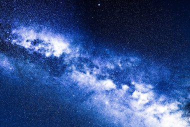 Samanyolu yıldızları geniş açılı mercekle fotoğraflandı.