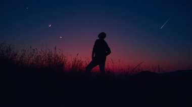 Gezegen birleşimine ve Ay 'a bakan adam..