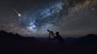 Gökyüzüne teleskopla bakan bir astronom..