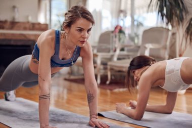 Evde spor yapan iki bayan..