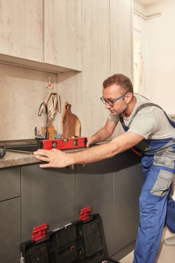 İnşaat alanındaki bir kablo sisteminde elektrik işi..