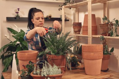 İnşaat alanındaki bir kablo sisteminde elektrik işi..