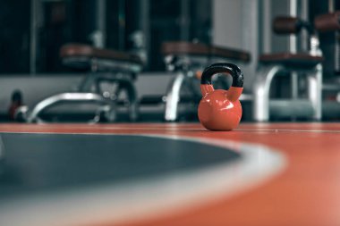 Spor salonunda Rus çaydanlığı..