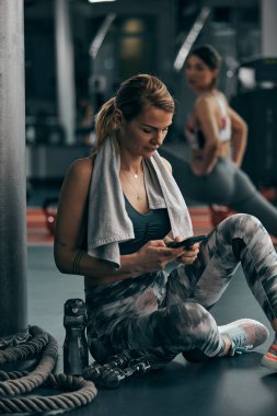 Sportif bayan egzersizden sonra spor salonunda duruyor..