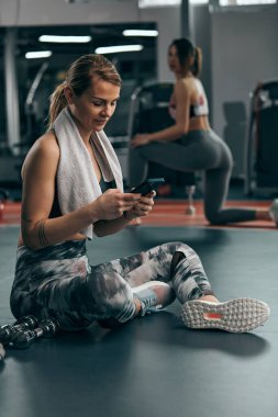 Sportif bayan egzersizden sonra spor salonunda duruyor..