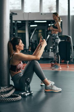 Sportif bayan egzersizden sonra spor salonunda duruyor..