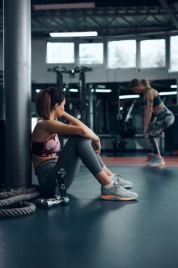 Sportif bayan egzersizden sonra spor salonunda duruyor..