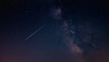 Samanyolu yıldızları ve kayan yıldızlar geniş açılı mercekle fotoğraflandı.