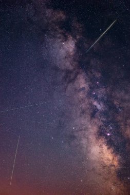 Samanyolu yıldızları ve kayan yıldızlar geniş açılı mercekle fotoğraflandı.